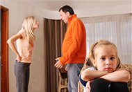 Familie in Streitsituation; Eltern und Kind